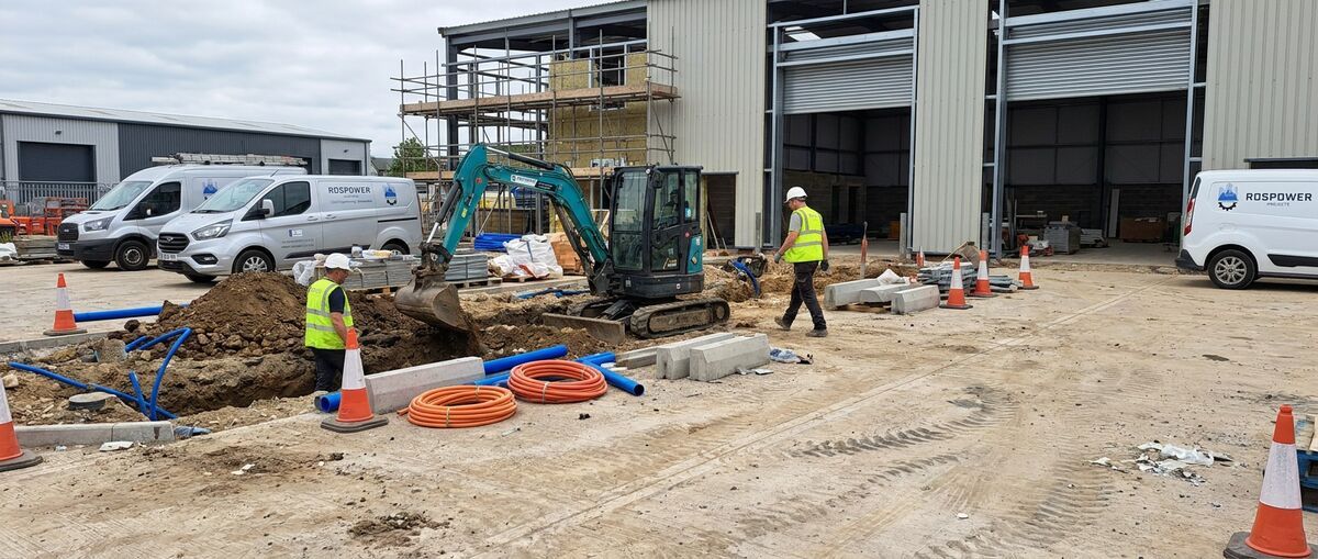 Rospower groundworks team and plant on an active industrial warehouse site